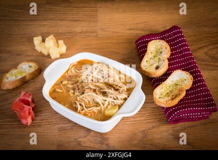 SOPA criolla a a la minuta Buffettisch verschiedene peruanische Speisen beliebte Küche Peru Kultur. Schön Stockfoto