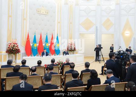 Astana, Kasachstan. Juli 2024. Der chinesische Präsident Xi Jinping und der kasachische Präsident Kassym-Jomart Tokayev treffen sich nach ihren Gesprächen im Präsidentenpalast in Astana, Kasachstan, am 3. Juli 2024 gemeinsam mit der Presse. Quelle: Zhai Jianlan/Xinhua/Alamy Live News Stockfoto