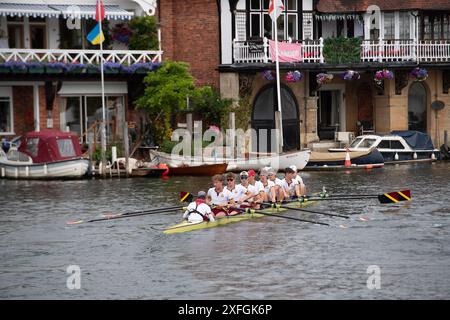 Henley-on-Thames, Oxfordshire, Großbritannien. Juli 2024. Das Shiplake College startet gegen den Saugatuck Rowing Club aus den USA im Princess Elizabeth Challenge Cup Heat, Junior Men's Eight Ruder mit Coxswain es war ein weiterer geschäftiger Tag bei der 185. Henley Royal Regatta am zweiten Tag des sechstägigen Events. Ruderer aus aller Welt traten an der weltberühmten Veranstaltung an der Themse in Henley-on-Thames in Oxfordshire an. Quelle: Maureen McLean/Alamy Live News Stockfoto