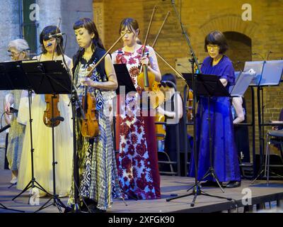 Cremona, Italien - 28. Juni 2024 Cremona Summer Festival Ensemble Miyaji, weibliche Musiker, die sich auf das Spielen ihrer Geigen während eines klassischen Mu konzentrieren Stockfoto