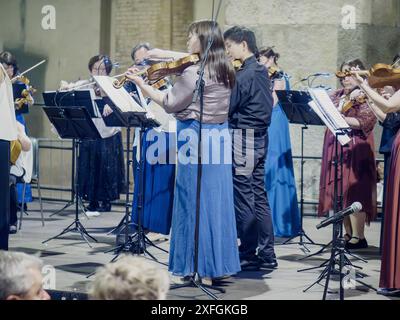Cremona, Italien - 28. Juni 2024 Cremona Summer Festival Ensemble Miyaji, Musiker, die mit Violinen bei einem Live-Konzert klassischer Musik auf der Bühne auftreten Stockfoto