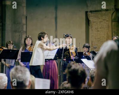 Cremona, Italien - 28. Juni 2024 Cremona Summer Festival Ensemble Miyaji, weibliche Orchesterdirigentin, führende Musiker, die während eines Konzerts Geige spielen Stockfoto