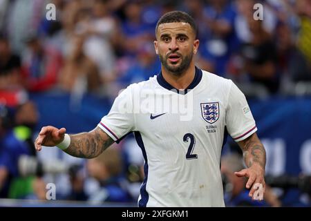 GELSENKIRCHEN, DEUTSCHLAND - JUNI 30: Kyle Walker aus England sieht beim Achtelfinale der UEFA EURO 2024 zwischen England und der Slowakei in der Arena AufSchalke am 30. Juni 2024 in Gelsenkirchen an.© diebilderwelt / Alamy Stock Stockfoto