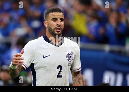 GELSENKIRCHEN, DEUTSCHLAND - JUNI 30: Kyle Walker aus England sieht beim Achtelfinale der UEFA EURO 2024 zwischen England und der Slowakei in der Arena AufSchalke am 30. Juni 2024 in Gelsenkirchen an.© diebilderwelt / Alamy Stock Stockfoto