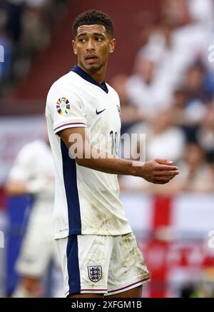 GELSENKIRCHEN, DEUTSCHLAND - JUNI 30: Jude Bellingham aus England sieht beim Achtelfinale der UEFA EURO 2024 zwischen England und der Slowakei in der Arena AufSchalke am 30. Juni 2024 in Gelsenkirchen an.© diebilderwelt / Alamy Stock Stockfoto