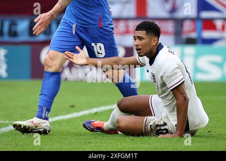 GELSENKIRCHEN, DEUTSCHLAND - JUNI 30: Jude Bellingham aus England sieht beim Achtelfinale der UEFA EURO 2024 zwischen England und der Slowakei in der Arena AufSchalke am 30. Juni 2024 in Gelsenkirchen an.© diebilderwelt / Alamy Stock Stockfoto