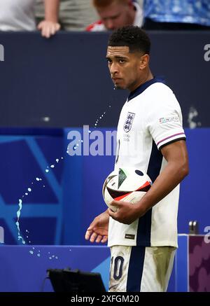 GELSENKIRCHEN, DEUTSCHLAND - JUNI 30: Jude Bellingham aus England sieht beim Achtelfinale der UEFA EURO 2024 zwischen England und der Slowakei in der Arena AufSchalke am 30. Juni 2024 in Gelsenkirchen an.© diebilderwelt / Alamy Stock Stockfoto
