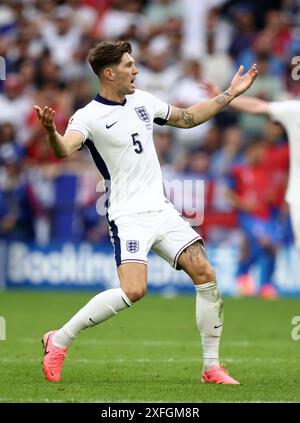 GELSENKIRCHEN, DEUTSCHLAND - JUNI 30: John Stones aus England reagiert beim Achtelfinale der UEFA EURO 2024 zwischen England und der Slowakei am 30. Juni 2024 in der Arena AufSchalke in Gelsenkirchen.© diebilderwelt / Alamy Stock Stockfoto