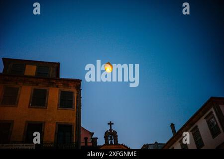 Bunte Ballons erfüllen während São João den Himmel über dem historischen Viertel von Porto und verleihen der beliebten jährlichen Feier der Stadt einen festlichen Touch. Stockfoto