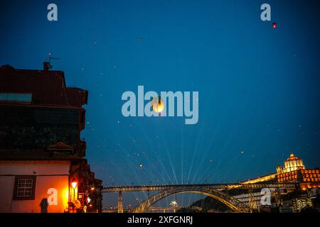 Bunte Ballons erfüllen während São João den Himmel über dem historischen Viertel von Porto und verleihen der beliebten jährlichen Feier der Stadt einen festlichen Touch. Stockfoto