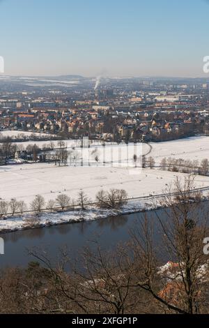 Blick auf die Stadt Dresden und die Elbe im Winter. Berühmter Touristenort Stockfoto