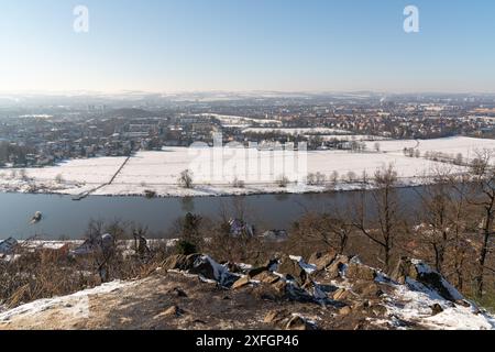 Blick auf die Stadt Dresden und die Elbe im Winter. Berühmter Touristenort Stockfoto