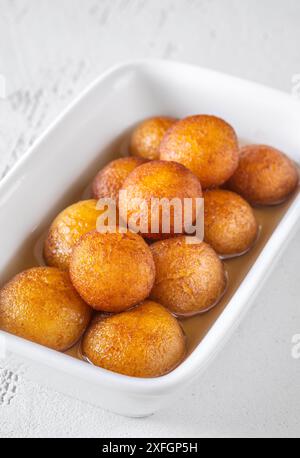 Gulab-Jamun-indisches Dessert in Sirup eingeweicht Stockfoto