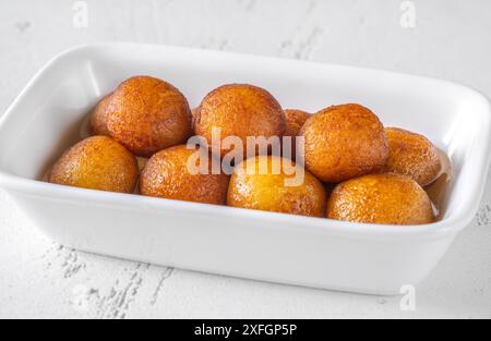 Gulab-Jamun-indisches Dessert in Sirup eingeweicht Stockfoto