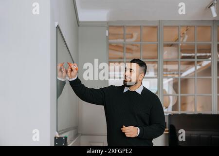 Professionelles Schreiben auf transparenten Wischplatten im Büro Stockfoto