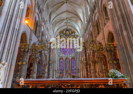 LAON FRANCE, 11. JUNI 2024 : Innenräume und architektonische Details der gotischen Kathedrale unserer Dame Stockfoto