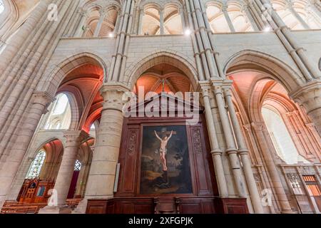 LAON FRANCE, 11. JUNI 2024 : Innenräume und architektonische Details der gotischen Kathedrale unserer Dame Stockfoto