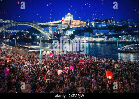 Bunte Ballons erfüllen während São João den Himmel über dem historischen Viertel von Porto und verleihen der beliebten jährlichen Feier der Stadt einen festlichen Touch. Stockfoto