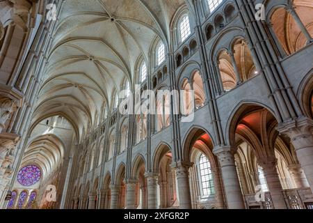 LAON FRANCE, 11. JUNI 2024 : Innenräume und architektonische Details der gotischen Kathedrale unserer Dame Stockfoto