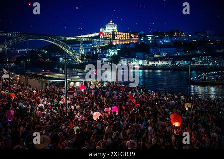 Bunte Ballons erfüllen während São João den Himmel über dem historischen Viertel von Porto und verleihen der beliebten jährlichen Feier der Stadt einen festlichen Touch. Stockfoto