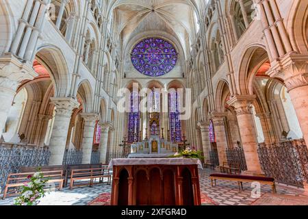 LAON FRANCE, 11. JUNI 2024 : Innenräume und architektonische Details der gotischen Kathedrale unserer Dame Stockfoto