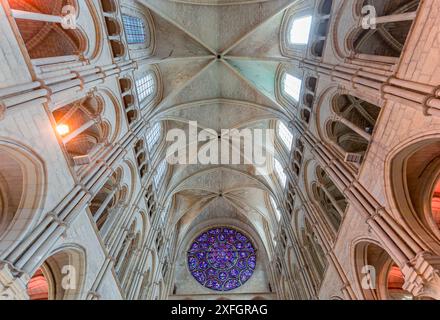 LAON FRANCE, 11. JUNI 2024 : Innenräume und architektonische Details der gotischen Kathedrale unserer Dame Stockfoto