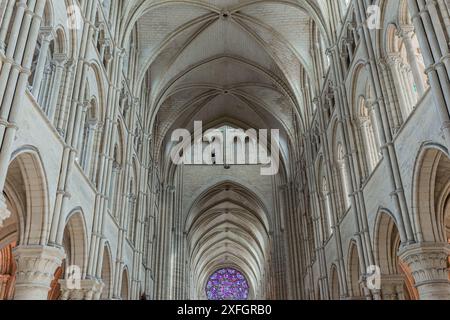 LAON FRANCE, 11. JUNI 2024 : Innenräume und architektonische Details der gotischen Kathedrale unserer Dame Stockfoto