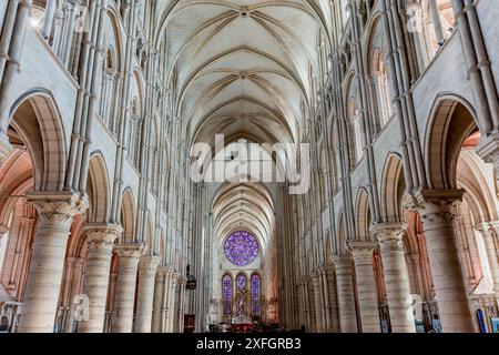 LAON FRANCE, 11. JUNI 2024 : Innenräume und architektonische Details der gotischen Kathedrale unserer Dame Stockfoto