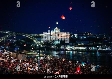 Bunte Ballons erfüllen während São João den Himmel über dem historischen Viertel von Porto und verleihen der beliebten jährlichen Feier der Stadt einen festlichen Touch. Stockfoto