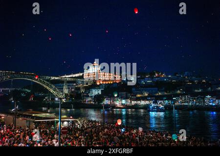 Bunte Ballons erfüllen während São João den Himmel über dem historischen Viertel von Porto und verleihen der beliebten jährlichen Feier der Stadt einen festlichen Touch. Stockfoto