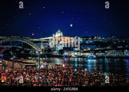 Bunte Ballons erfüllen während São João den Himmel über dem historischen Viertel von Porto und verleihen der beliebten jährlichen Feier der Stadt einen festlichen Touch. Stockfoto