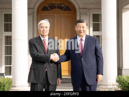 KASACHSTAN-CHINA-XI JINPING-TOKAYEV-EXCHANGE 240702 -- ASTANA, 2. Juli 2024 Xinhua -- der chinesische Präsident Xi Jinping schüttelt am 2. Juli 2024 die Hand mit dem kasachischen Präsidenten Kassym-Jomart Tokayev. Am Dienstagabend hatten Xi und Tokajew einen herzlichen und freundlichen Austausch beim Abendessen in angenehmer und warmer Atmosphäre und diskutierten Themen im Zusammenhang mit den Beziehungen zwischen China und Kasachstan und Fragen von gemeinsamem Interesse. Xinhua/Xie Huanchi Astana CHINA Copyright: XXiexHuanchix Stockfoto