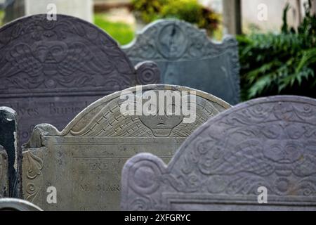 Grabsteine aus dem 18. Jahrhundert auf einem Friedhof in Charleston, South Carolina, USA Stockfoto