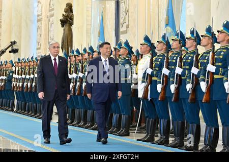 KASACHSTAN-ASTANA-XI JINPING-TOKAYEV-GESPRÄCHE 240703 -- ASTANA, 3. Juli 2024 Xinhua -- der chinesische Präsident Xi Jinping und der kasachische Präsident Kassym-Jomart Tokayev inspizieren die Ehrenwache in Astana, Kasachstan, 3. Juli 2024. XI. Führte am Mittwoch Gespräche mit Tokajew im Präsidentenpalast in Astana. Tokajew veranstaltete eine Zeremonie zur Begrüßung des chinesischen Präsidenten. Xinhua/Yue Yuewei ASTANA CHINA Copyright: XYuexYueweix Stockfoto