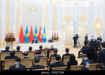 KASACHSTAN-ASTANA-XI JINPING-TOKAYEV-PRESSE 240703 -- ASTANA, 3. Juli 2024 Xinhua -- der chinesische Präsident Xi Jinping und der kasachische Präsident Kassym-Jomart Tokayev treffen sich gemeinsam mit der Presse nach ihren Gesprächen im Präsidentenpalast in Astana, Kasachstan, 3. Juli 2024. Xinhua/Zhai Jianlan ASTANA CHINA Copyright: XZhaixJianlanx Stockfoto