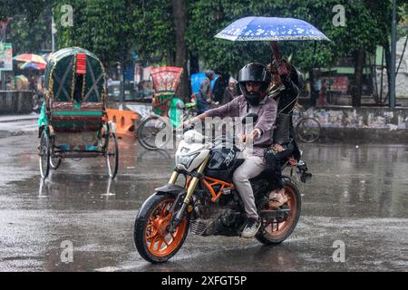 Dhaka, Bangladesch. Juli 2024. Am Mittwoch, den 03. Juli 2024, benutzen die Menschen Regenschirme, um vor Regen in Dhaka, Bangladesch, zu schützen. (Kreditbild: © Md. Rakibul Hasan/ZUMA Press Wire) NUR REDAKTIONELLE VERWENDUNG! Nicht für kommerzielle ZWECKE! Stockfoto