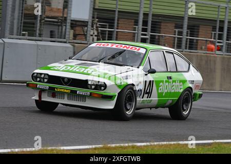 Paul Clayson, Alfa Romeo GTV6, HRDC „Gerry Marshall“ Trophy Series, Motor Racing Legends, Snetterton Classic, ein fünfundvierzigminütiges Rennen mit der Option Stockfoto