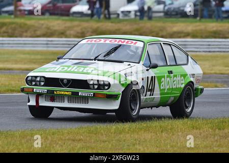 Paul Clayson, Alfa Romeo GTV6, HRDC „Gerry Marshall“ Trophy Series, Motor Racing Legends, Snetterton Classic, ein fünfundvierzigminütiges Rennen mit der Option Stockfoto