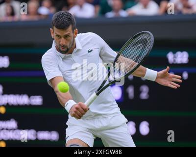 Londres, Inglaterra. Juli 2024. Novak Djokovic (SRB) im Spiel gegen Vit Kopriva (CZE) während des Wimbledon Tournament 2023 in London, England. Quelle: David Horton/FotoArena/Alamy Live News Stockfoto