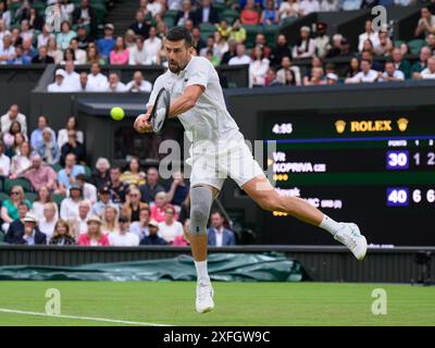 Londres, Inglaterra. Juli 2024. Novak Djokovic (SRB) im Spiel gegen Vit Kopriva (CZE) während des Wimbledon Tournament 2023 in London, England. Quelle: David Horton/FotoArena/Alamy Live News Stockfoto