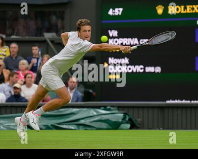 Londres, Inglaterra. Juli 2024. VIT Kopriva (CZE) im Spiel gegen Novak Djokovic (SRB) während des Wimbledon Turniers 2023 in London, England. Quelle: David Horton/FotoArena/Alamy Live News Stockfoto