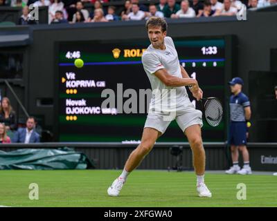 Londres, Inglaterra. Juli 2024. VIT Kopriva (CZE) im Spiel gegen Novak Djokovic (SRB) während des Wimbledon Turniers 2023 in London, England. Quelle: David Horton/FotoArena/Alamy Live News Stockfoto