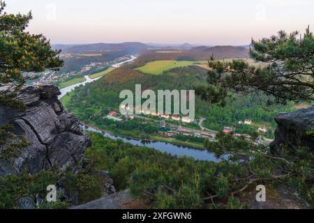 Blick von der Klippe auf die Dorflandschaft, großzügige grüne Wiesen, endlose offene Flächen. Nationalpark Sächsische Schweiz, bei Dresden, Deutschland. Stockfoto