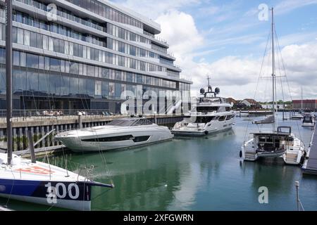 Southampton Großbritannien 27. Juni 2024 - Blick auf den Yachthafen von Ocean Village in Southampton England. Anlegejachten und Freizeitboote im pulsierenden Yachthafen Stockfoto