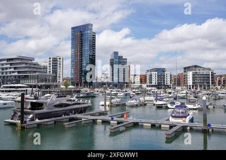 Southampton Großbritannien 27. Juni 2024 - Blick auf den Yachthafen von Ocean Village in Southampton England. Anlegejachten und Freizeitboote im pulsierenden Yachthafen Stockfoto