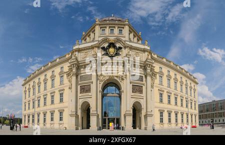 Große Wappenkartusche am Eosanderportal, Westfassade, Humboldt Forum, Schloßplatz, Mitte, Berlin, Deutschland *** große Wappenkartusche am Eosander-Portal, Westfassade, Humboldt-Forum, Schloßplatz, Mitte, Berlin, Deutschland Stockfoto