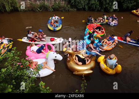 Amberg, Oberpfalz, Bayern, Schlauchboot, Ruderboot, Spaß, Freude, Rudern auf der Vils in Amberg Stockfoto