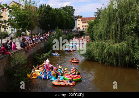 Amberg, Oberpfalz, Bayern, Schlauchboot, Ruderboot, Spaß, Freude, Rudern auf der Vils in Amberg Stockfoto