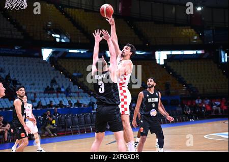 9 Dario Saric aus Kroatien trat am 3. Juli 2024 im Peace&amp; Friendship Stadion in Piräus, Griechenland, beim Olympischen Qualifikationsturnier 2024 der FIBA mit drei Finn Delany aus Neuseeland an. Stockfoto