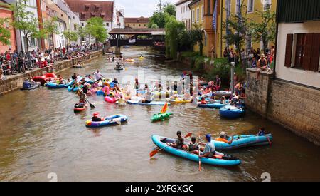 Amberg, Oberpfalz, Bayern, Schlauchboot, Ruderboot, Spaß, Freude, Rudern auf der Vils in Amberg Stockfoto